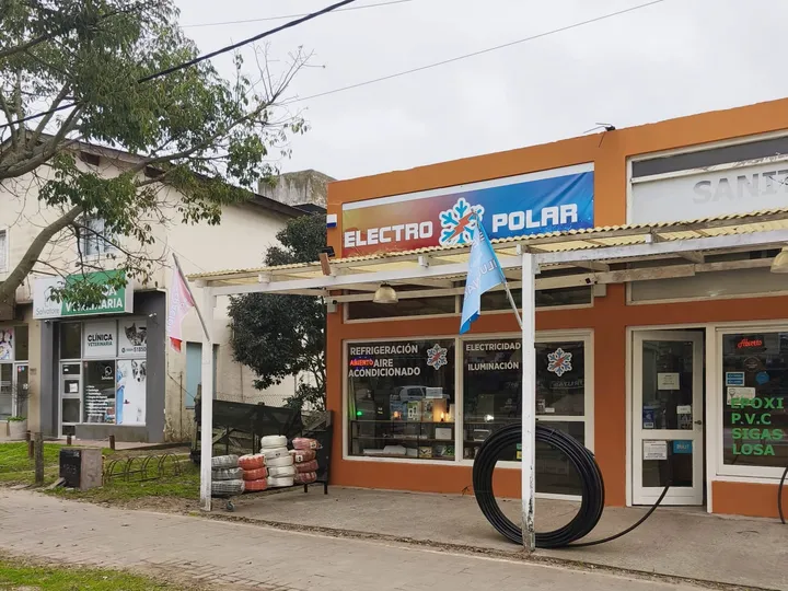 Fachada del local comercial Electropolar en Valeria del Mar con estanterías y materiales de refrigeración.